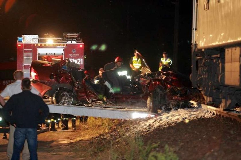 wypadek, pociąg, otwock, vectra, opel, przejazd kolejowy