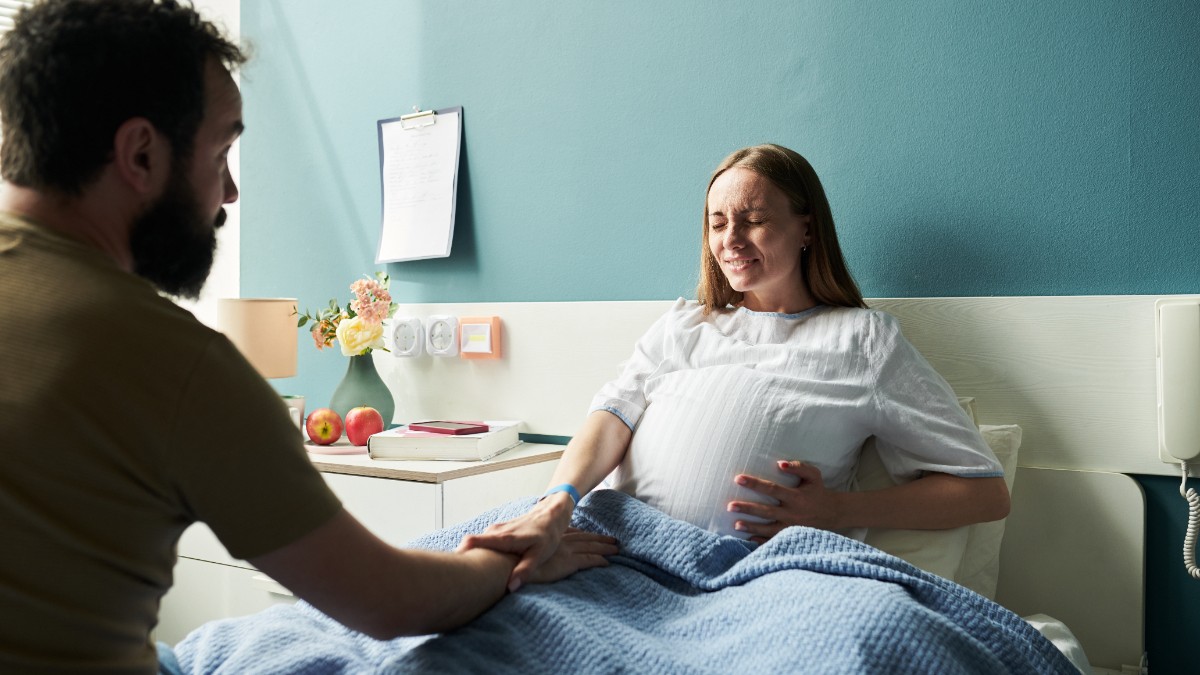 Proiectul de lege care schimbă regulile în maternități a fost adoptat: mamele vor avea dreptul la însoțitor și la intimitate în timpul travaliului și al nașterii