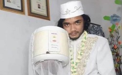 Mężczyzna "poślubił" garnek. Chciał wyśmiać stereotypy na temat kobiet