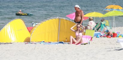 Córka Englerta z rodzicami na plaży