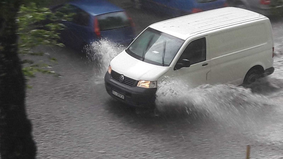 Przez centrum miasta po południu przeszła gwałtowna ulewa. W śródmieściu część ulic nie ma prądu, strażacy interweniowali ponad sto razy.