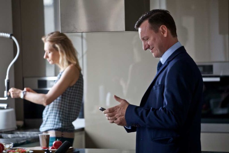 Magdalena Popławska i Robert Więckiewicz w filmie 'Król życia' (fot. Albert Zawada)