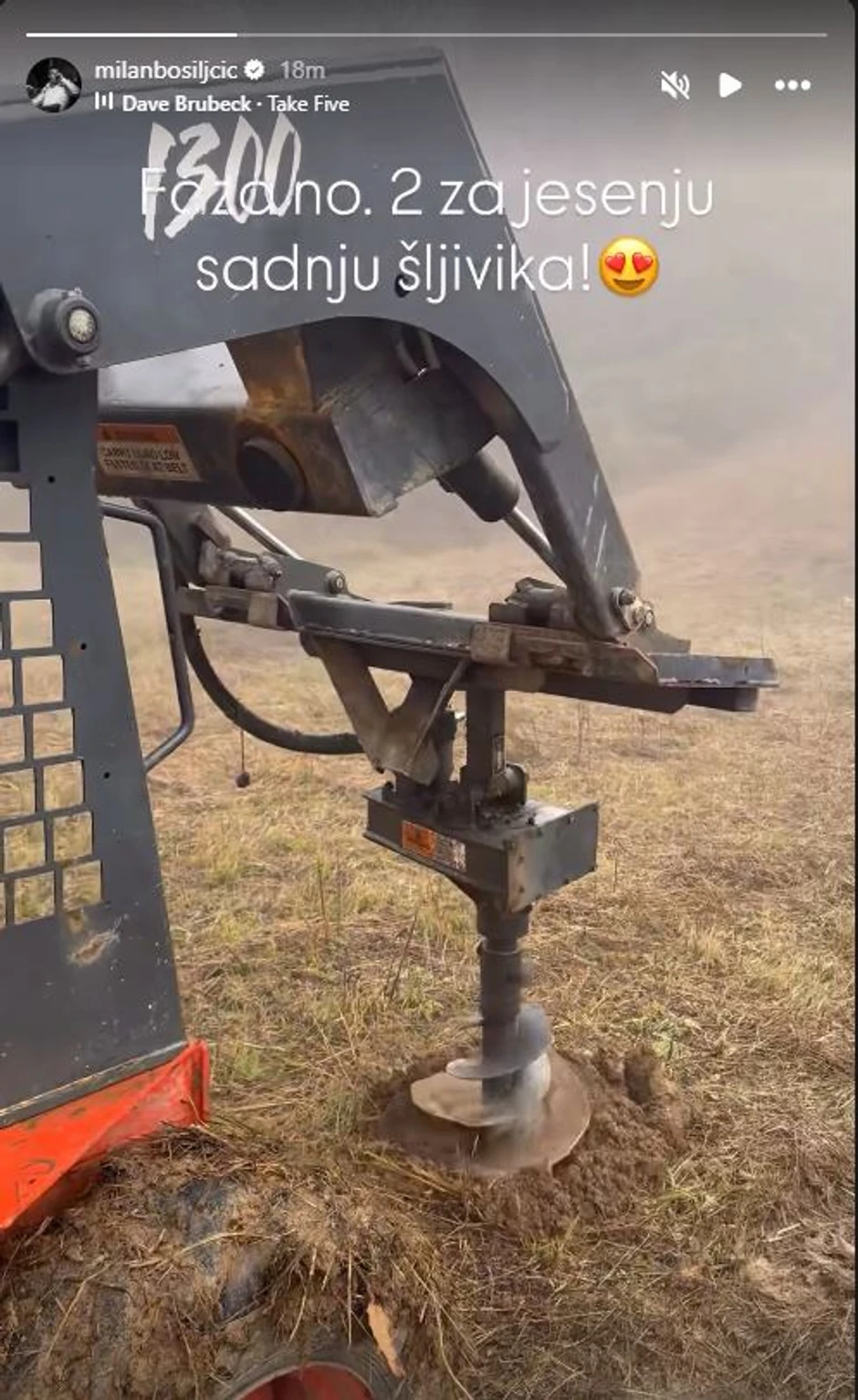 Milan Bosiljčić sadi šljive na imanju