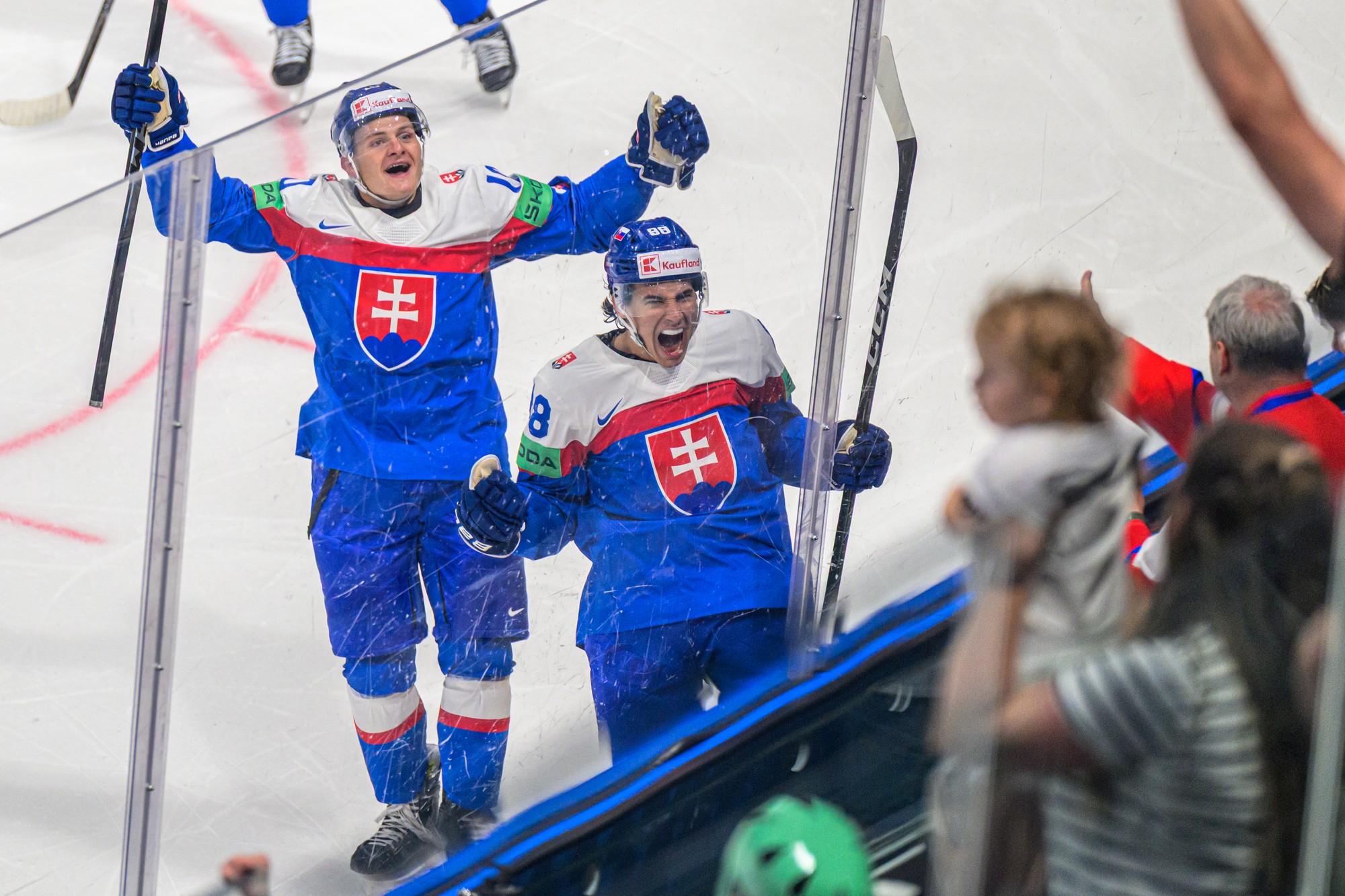 Hokejisti Slovenska Adam Sýkora (vľavo) a Martin Chromiak sa raduju z gólu. 