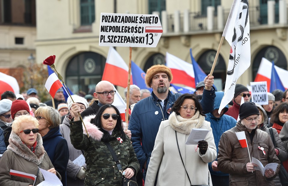 KRAKÓW KOD CHCEMY DEMOKRACJI ŚWIĘTO NIEPODLEGŁOŚCI (uczestnicy protestu)