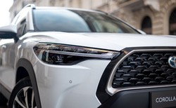 Toyota Corolla Cross czy C-HR? Nie tylko cena i hybryda 5. generacji robią różnicę