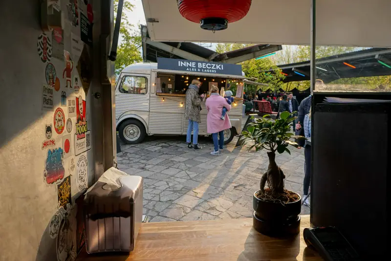 Widok z food truckowego okna na niedzielny, bardziej słoneczny Nocny Market