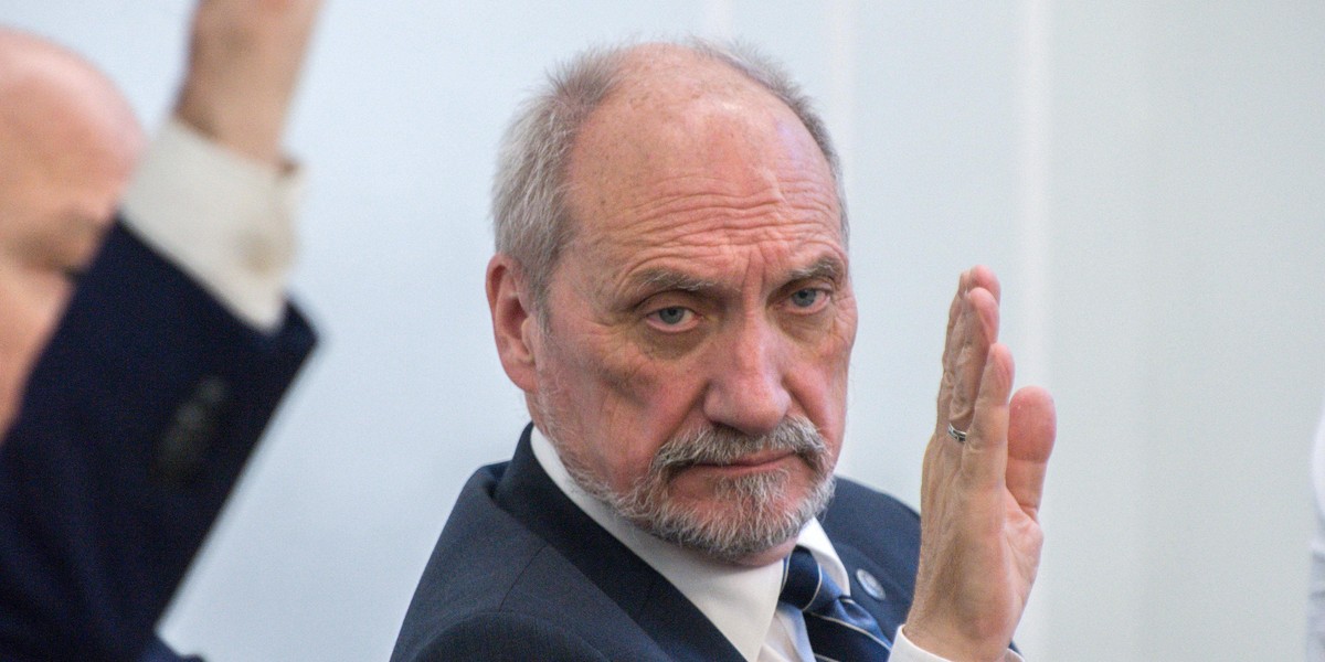 Macierewicz musi zapłacić "stówkę". Chodzi o Smoleńsk