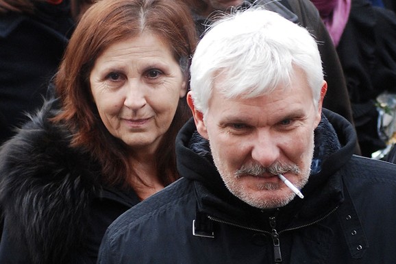 OVAJ GLUMAC JE VENČAO OLGU ODANOVIĆ I PELETA Zakasnio na venčanje, pa ovo uradio čim je stigao: "Čekali smo ga"