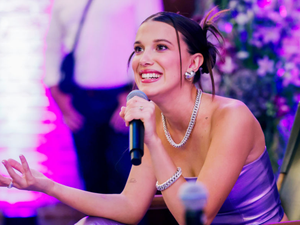 Millie Bobby Brown a világ legapróbb bikinijében karácsonyozik