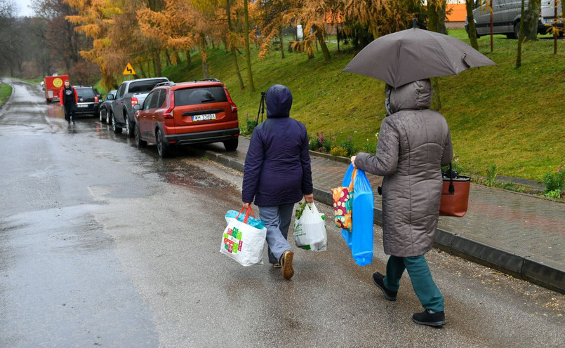 Przechodnie na terenie miejscowości Przewodów