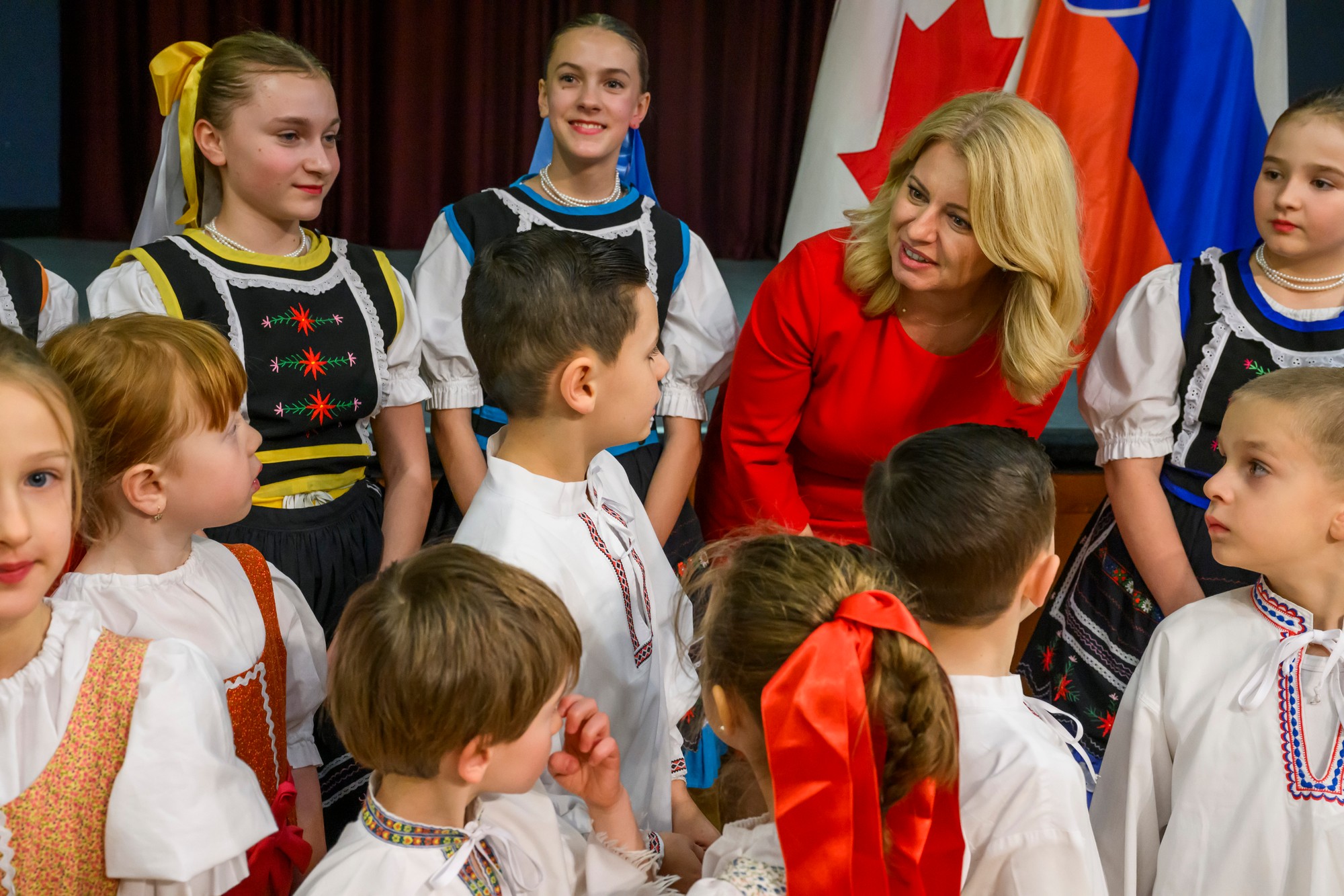 Čaputová (vľavo) počas stretnutia s krajanmi po svätej omši v kostole sv. Cyrila a Metoda v Mississauge na predmestí Toronta.