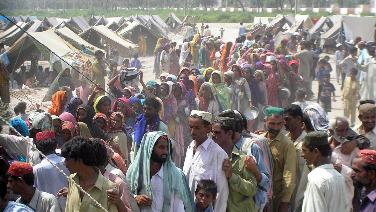 Komisja Europejska podwoiła pomoc humanitarną dla dotkniętego powodziami Pakistanu, która osiągnie w sumie 150 mln euro z unijnego budżetu - ogłosiła w piątek komisarz ds. pomocy humanitarnej Kristalina Georgiewa.