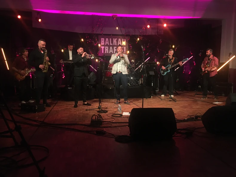 The Rocking Beez na nastupu u briselskom studiju