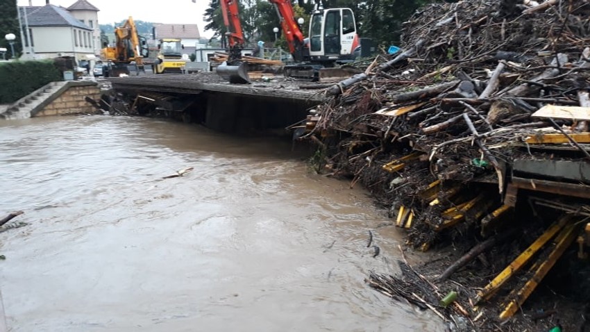 Srkapež nagomilao otpad uz konstrukciju mosta