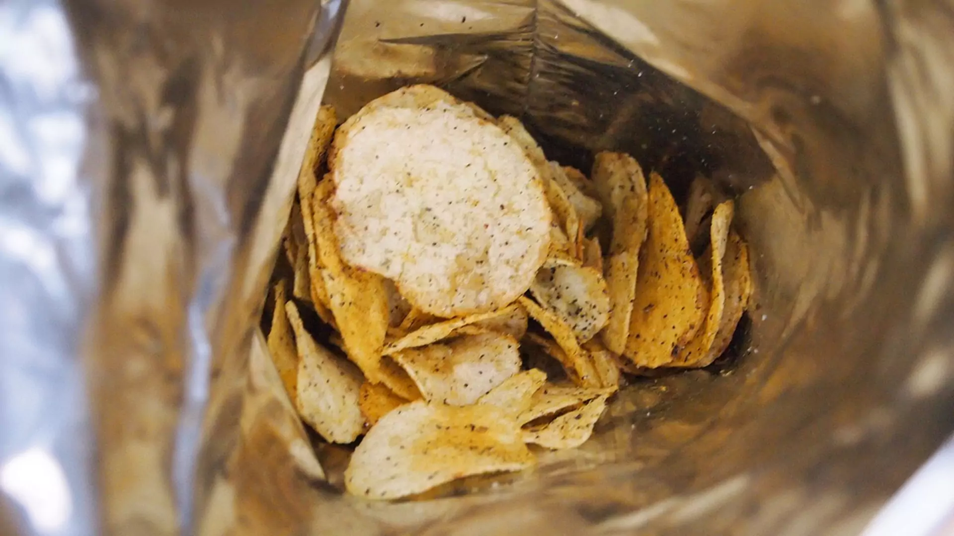 Jak uratować chipsy zostawione w otwartej paczce? Jest na to genialnie prosty sposób