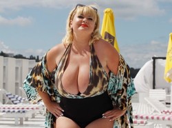 Pomiary wypadły pomyślnie. Właścicielka największych naturalnych piersi na Ukrainie chwali się swoim skarbem