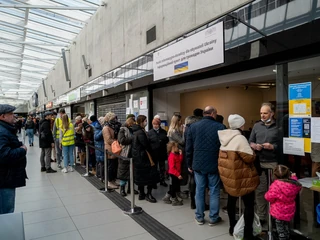 Uchodźcy z Ukrainy i wolontariusze na dworcu kolejowym w Katowicach