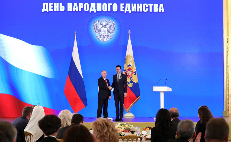 Miloš Biković (po prawej) odbiera z rąk Władimira Putina medal za zasługi dla rosyjskiej kultury, listopad 2018 r.
