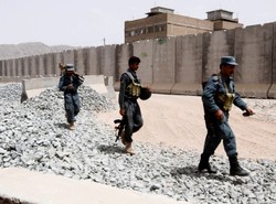 Petraeus: Talibowie zaczynają składać broń