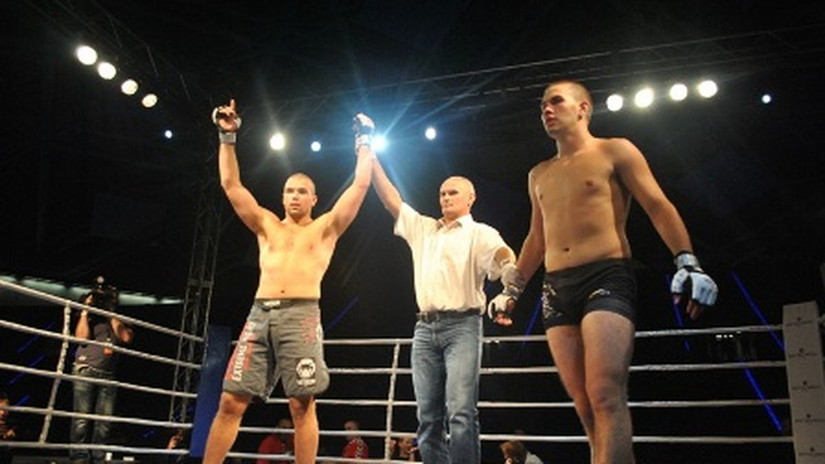 Łódzki zawodnik klubu Kick-Fighters Jordan Błoch (5-4) zmierzy się z Tomaszem Klocem (0-1) z warszawskiego klubu Hunter MMA, na gali Fighters Arena Łódź 2, która będzie miała miejsce 26 marca w hali Atlas Arena w Łodzi. Pojedynek odbędzie się w kategorii do 82 kg.