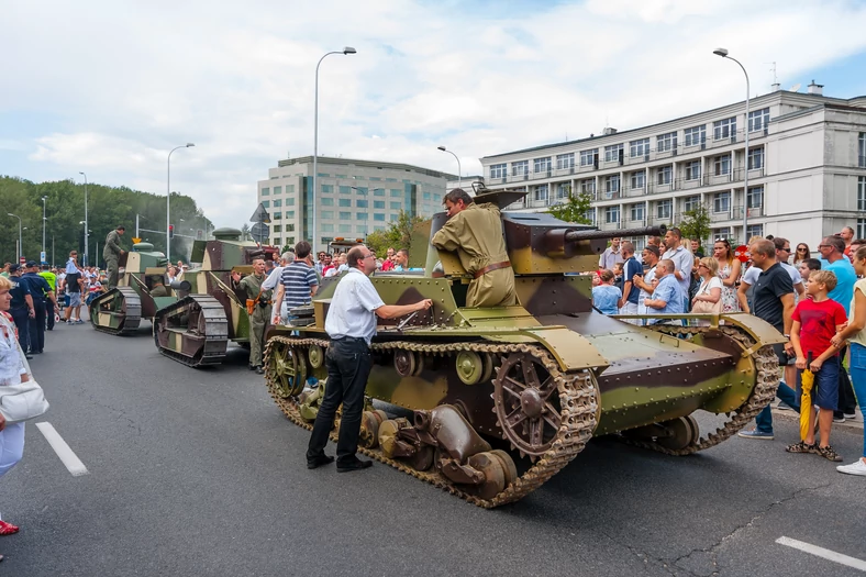 Na pierwszym planie polski czołg lekki 7TP poczas parady z okazji dnia WP w 2014 r.