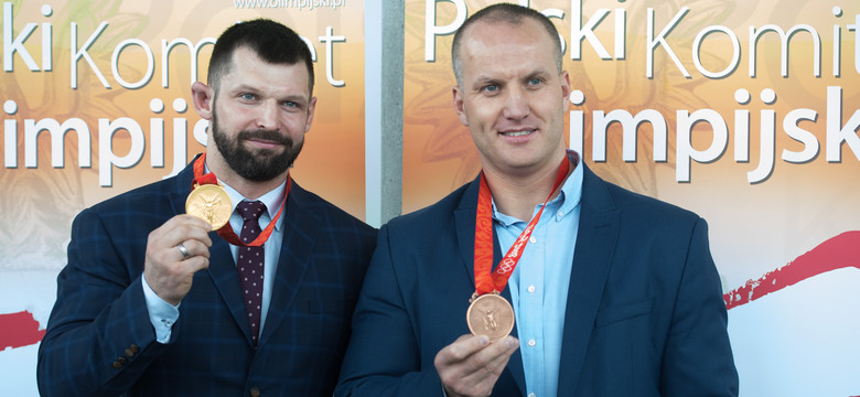 Medal dostali po latach, bez splendoru odebranego im przez oszustów