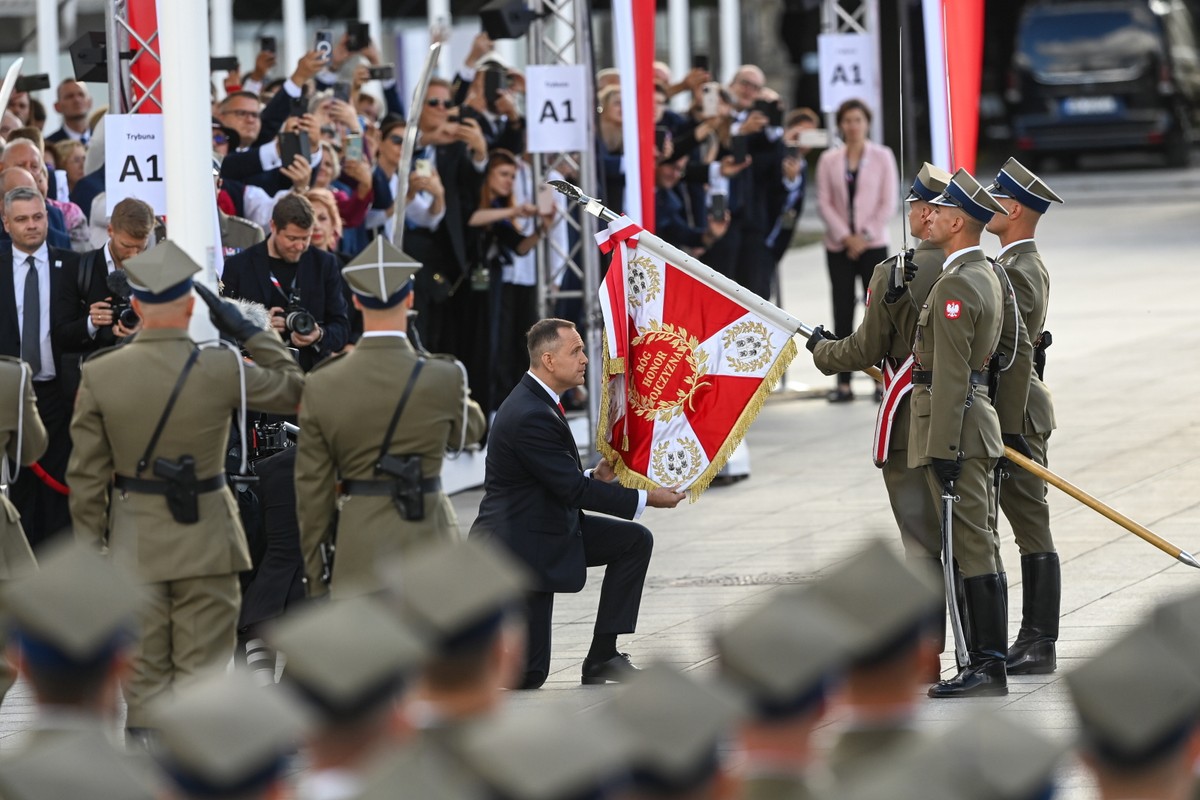 Prezydent RP Karol Nawrocki podczas uroczystości przejęcia zwierzchnictwa nad Siłami Zbrojnymi RPna Placu Marszałka Józefa Piłsudskiego w Warszawie