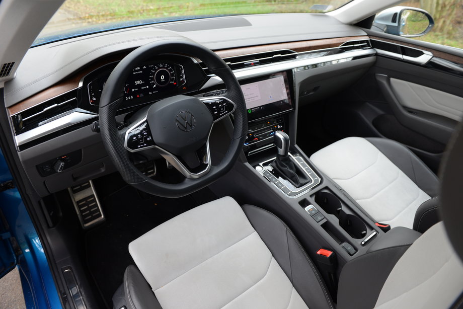 Volkswagen Arteon ma nowoczesny kokpit, którego obsługa nie sprawia problemów.