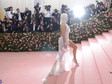 MET Gala 2019: Jennifer Lopez z dekoltem wygina się na czerwonym dywanie