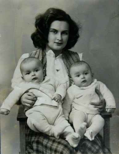 Jadwiga Kaczyńska z dziećmi na kolanach. Jedno z najwcześniejszych zdjęć Lecha i Jarosława w albumie rodzinnym