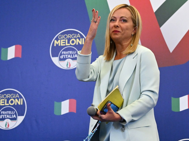 Giorgia Meloni świętuje sondażowe wyniki wyborów w siedzibie swojej partii Bracia Włosi.