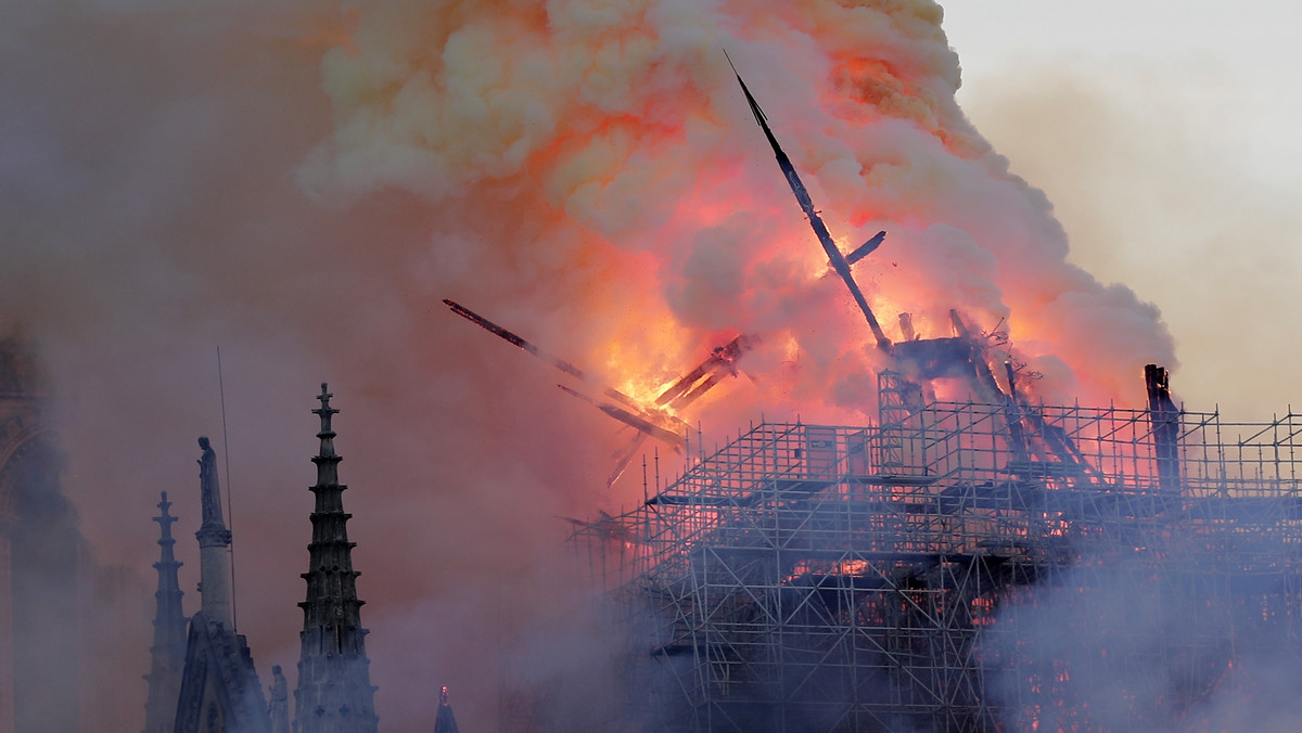 Pożar katedry Notre-Dame. Runęła iglica. Nagranie