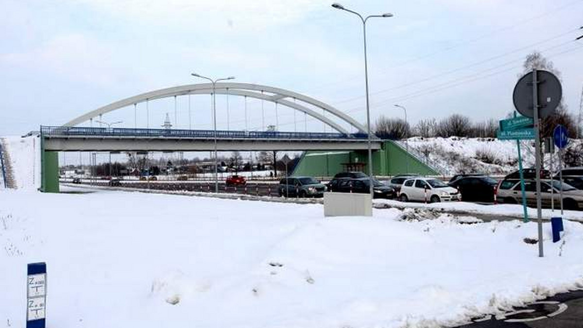 Wybudowany za 8 mln zł wiadukt nad ul. Piastowską będzie rdzewiał. W przyszłym roku ruch pociągów na trasie Białystok Fabryczny - Waliły zostanie zawieszony.