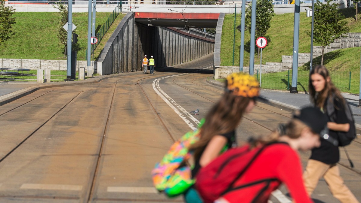 Od dziś tramwaje i autobusy jeżdżą zgodnie z nowym, powakacyjnym rozkładem jazdy. Po ponad półrocznej przerwie wróciły tramwaje na ulicę Mogilską. Uwaga pasażerowie, w okolicy przystanku Wieczysta utworzył się tramwajowy korek.