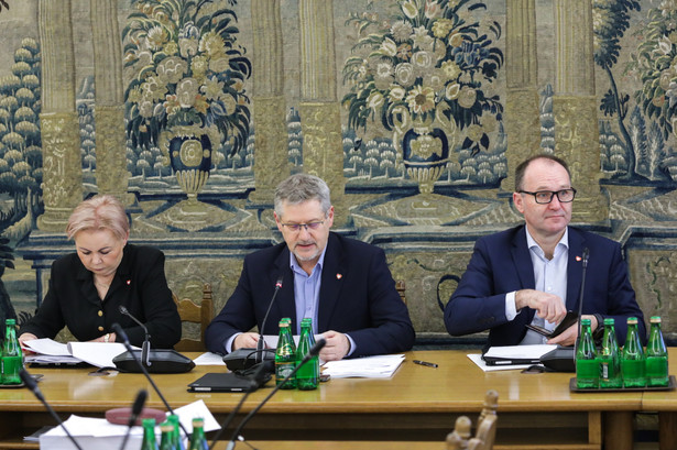Przewodniczący Komisji Finansów Publicznych: poseł KO Janusz Cichoń (w środku) oraz zastępcy: posłanka KO Krystyna Skowrońska (po lewej) i Marek Sowa (po prawej)