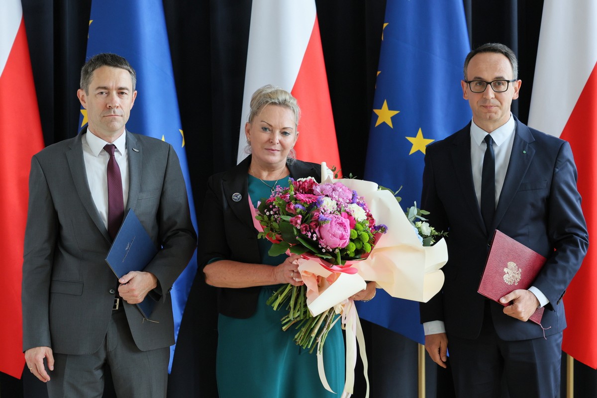 Minister infrastruktury Dariusz Klimczak oraz prezes PKP PLK Piotr Wyborski podczas uroczystości uhonorowania pracownicy PKP PLK Beaty Szatanik w siedzibie Ministerstwa Infrastruktury w Warszawie, Beata Szatanik udaremniła próbę wysadzenia torów kolejowych