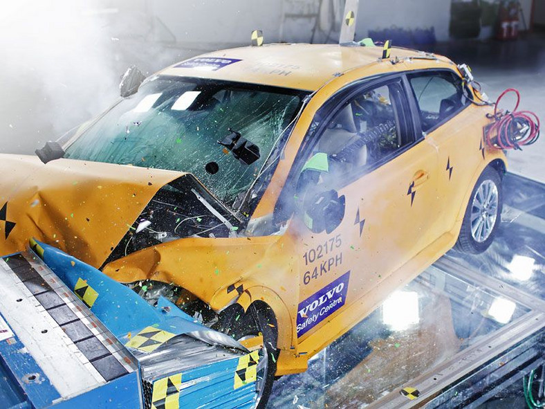 Co zostało po rozbiciu elektrycznego Volvo C30?
