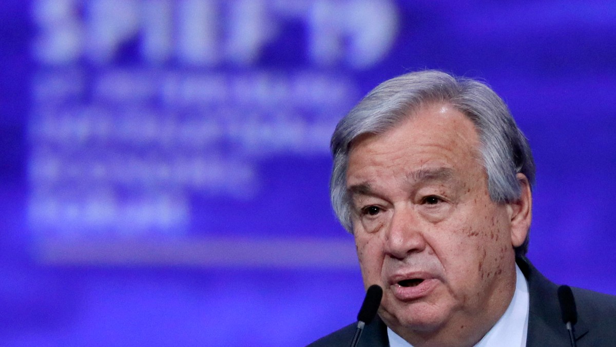 Sekretarz generalny ONZ Antonio Guterres wezwał wczoraj do przeprowadzenia niezależnego śledztwa w celu ustalenia, kto jest odpowiedzialny za ataki na dwa tankowce w Zatoce Omańskiej. USA obarczają Iran odpowiedzialnością za te ataki, Teheran stanowczo odrzuca te oskarżenia.