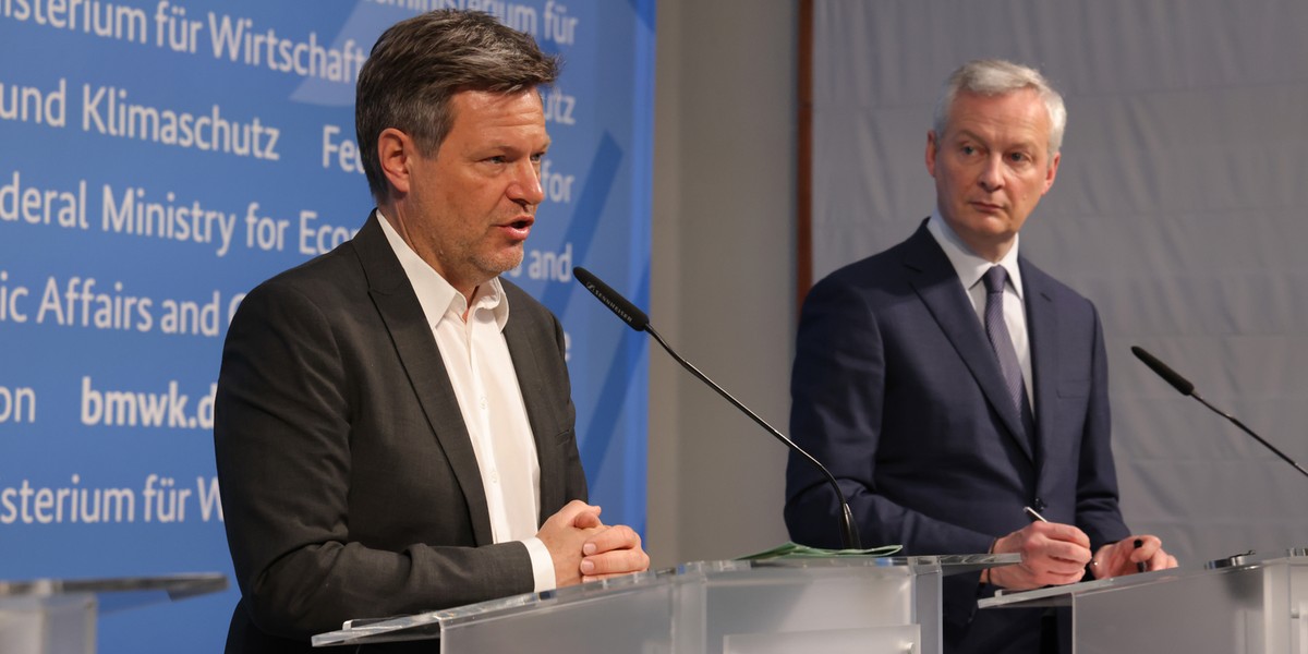 Minister gospodarki i klimatu Robert Habeck (od lewej) i minister gospodarki Francji Bruno Le Maire podczas konferencji prasowej w Berlinie 31 marca 2022 r.