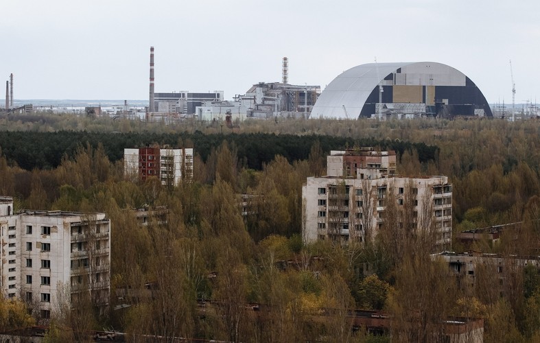 Na tle bujnej przyrody srebrzy się ogromna konstrukcja, zwana arką. Buduje ją francuskie konsorcjum Novarka. W końcu bieżącego roku zostanie ona umieszczona nad starym sarkofagiem. Będzie na niego nasuwana w tempie 10 metrów na godzinę. Cała operacja potrwa siedem dni. Rozmiary arki są imponujące: liczy ona 260 metrów szerokości, 150 metrów długości i 110 metrów wysokości.