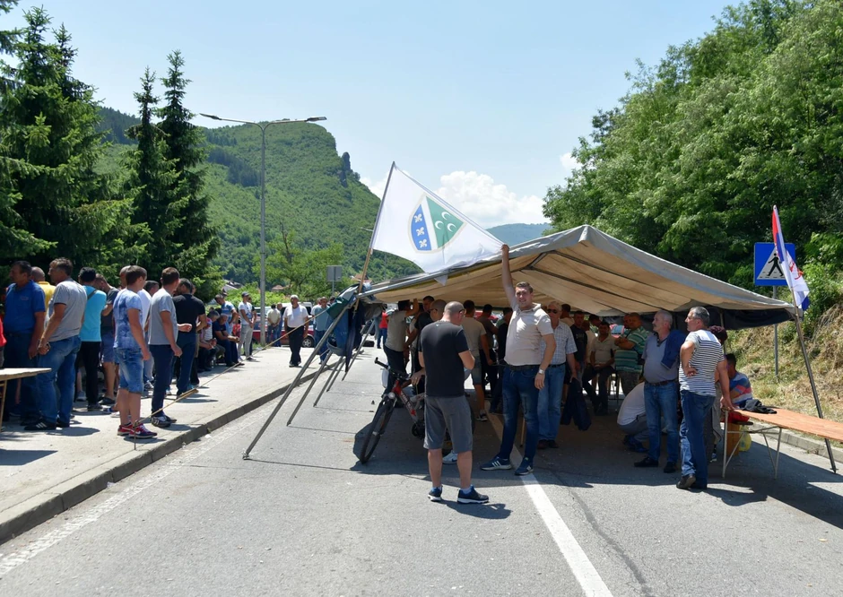 Malinari blokirali put