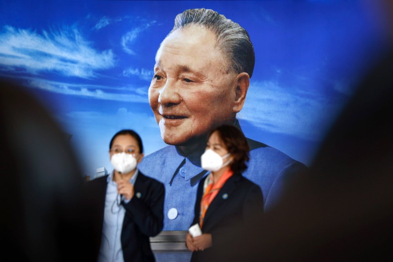 W tle zdjęcie Deng Xiaopinga