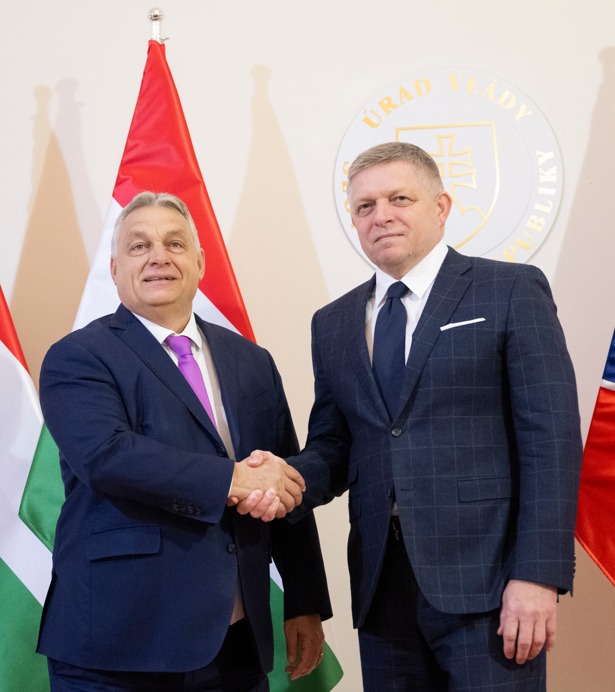 Zľava maďarský premiér Viktor Orbán a premiér SR Robert Fico (Smer-SD).