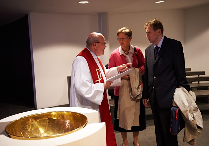 Uzdrowiony za wstawiennictwem bł. ks. Jerzego Popiełuszki Francuz Francois Audelan z żoną Chantal oraz ks. Bernard Brien