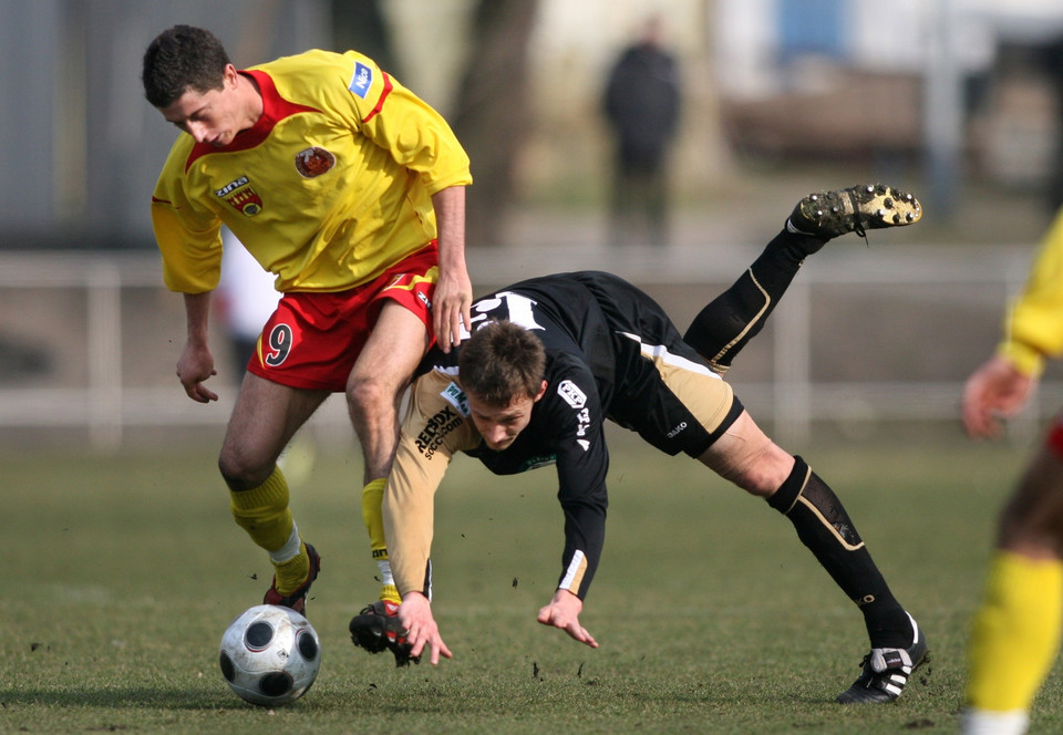 Robert Lewandowski i Damian Mielnik podczas meczu Znicza Pruszków z GKS Katowice, 2007 r.