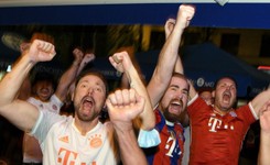 Tańce na stołach i zabawa do białego rana. Oto, jak świętowali kibice Bayernu [WIDEO]