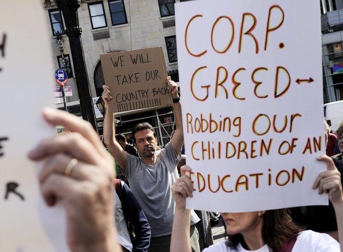 Manifestanci protestują przeciwko kapitalistom