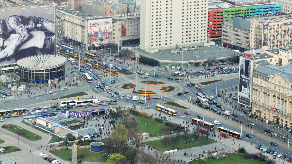 Szykują się wielkie zmiany w centrum Warszawy. Na rondzie Dmowskiego powstaną naziemne przejścia dla pieszych. Właśnie ogłoszono przetarg na opracowanie projektu. Samo rondo ma się w przyszłości zmienić w zwykłe skrzyżowanie, a Marszałkowska zostanie zwężona. – Chcemy uczynić centrum Warszawy bardziej przyjazne pieszym – mówią Onetowi stołeczni urzędnicy.