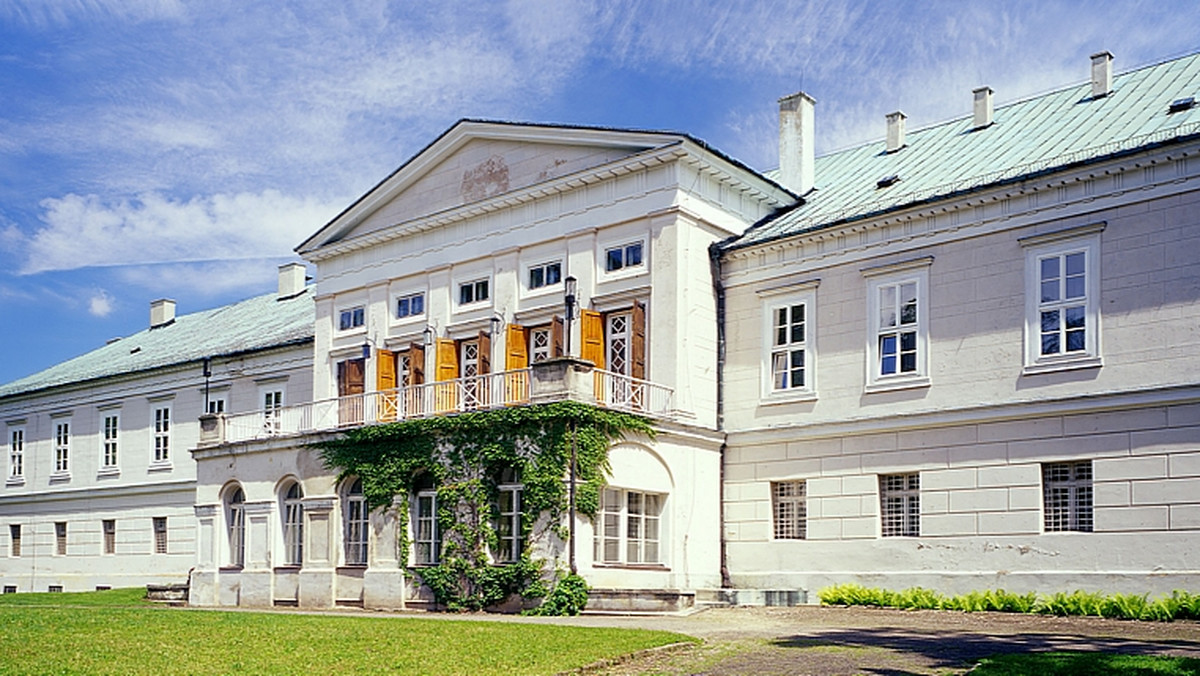 Pałac i park w Koszęcinie - siedziba Zespołu Pieśni i Tańca Śląsk - zostaną odnowione i zmodernizowane ze środków europejskich. Stosowną umowę podpisał w poniedziałek minister kultury Bogdan Zdrojewski.